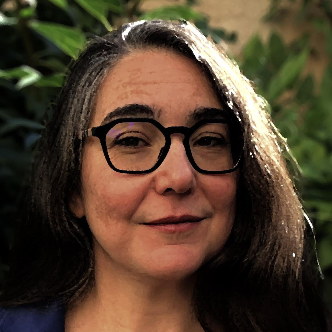 Photo d'une femme blanche, quarantaines, cheveux bruns, visage ronds avec lunettes
